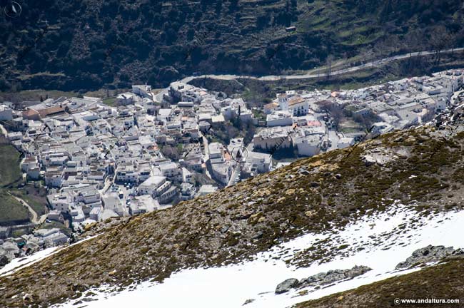 Loalidad de Trevélez desde el Mirador de Trevélez en las proximidades del Alto del Chorrillo en la ruta de senderismo invernal de la Hoya del Portillo al Mulhacén