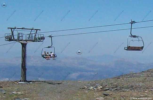Sierra Nevada en Verano - Usuarios del Telesilla Veleta en la Estación de Esquí Sierra Nevada