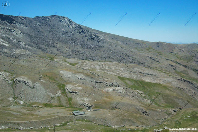 Valle de Dílar e instalaciones de los remontes de esquí de la Estación de Esquí Sierra Nevada en el Área Laguna, al fondo el Tozal del Cartujo