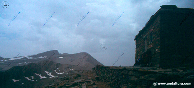 Veleta y Cerro de los Machos desde el Refugio Villavientos
