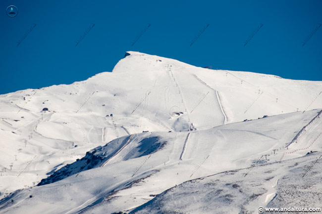 Veleta y pistas y remontes de la Estación de Esquí Sierra Nevada desde Loma Púa