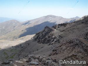 Vereda bordeando las antecimas de Loma Pua hacia los Tajos del Virgen, al fondo el Pico de las Alegas, Pico del Tajo de los Machos y Cerro del Caballo