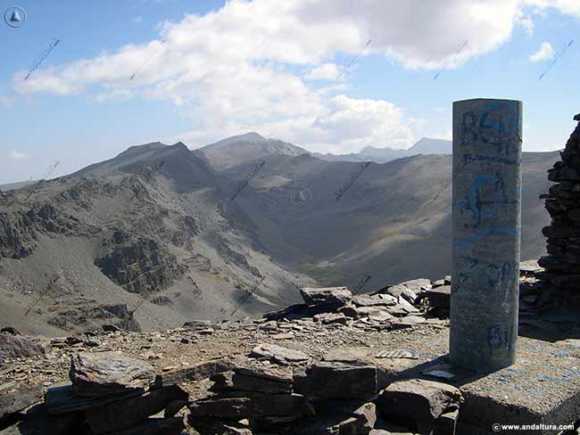 Vértice Geodésico del Cerro del Caballo y Valle de Lanjarón, al fondo los colosos de Sierra Nevada: Veleta, Alcazaba y Mulhacén