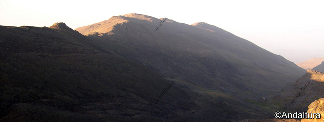 Primeros rayos de sol sobre el Pico del Tajo de los Machos y Cerrillo Redondo