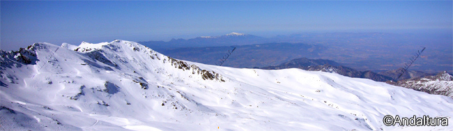 Tejos del Nevero y Tozal del Cartujo con su arista, al fondo Tajos Altos y el Cerro del Caballo