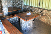 Bancos, mesa y literas en el Refugio-Vivac La Polarda