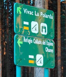 Carteles indicativos en Sierra Nevada en la provincia de Almería al Refugio Collado del Espino y al Vivac La Polarda