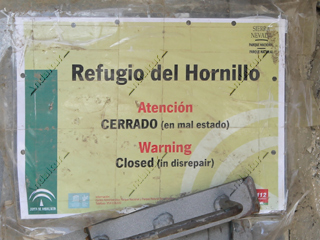 Antiguo cartel del Refugio del Hornillo que indicaba que estaba cerrado por su mal estado