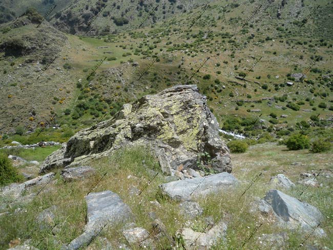 Roca del Refugio Cueva Secreta y al fondo la Majada de Palo