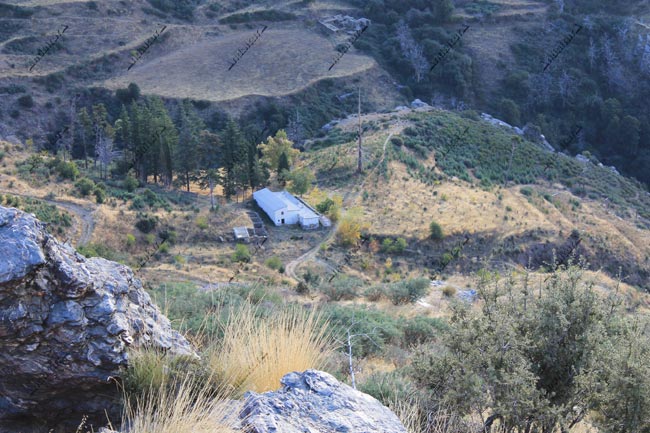 Descendiendo a las Casas de Tello hacia Lanjarón - Rutas de Senderismo por el Valle de Lanjarón de Sierra Nevada