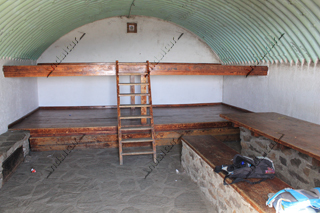 Mesa, Bancos y litera en el interior del Refugio-Vivac de la Carihuela