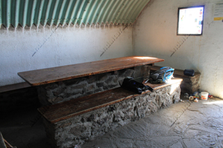 Mesa y Bancos en el interior del Refugio-Vivac de la Carihuela