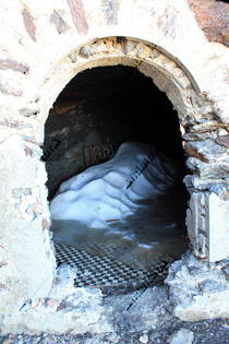 Interior subterráneo con nieve en el Refugio Elorrieta