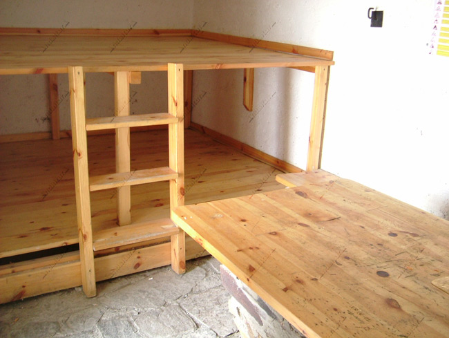 Interior - mesa y litera - Refugio Villavientos