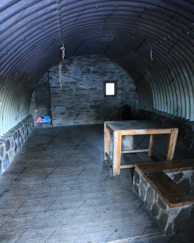 Interior Refugio-Vivac Piedra Negra