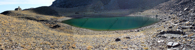 Laguna y Refugio en la cubeta glaciar en la base del Cerro del Caballo