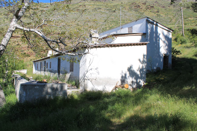 Lateral de las Casas de Tello - Rutas de Senderismo por el Gran Recorrido GR 240 Sendero Sulayr