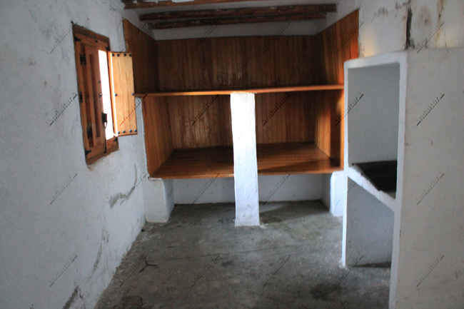 Literia e interior del Refugio Alcoholera
