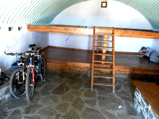 Interior - literas - en el Refugio-Vivac de la Caldera