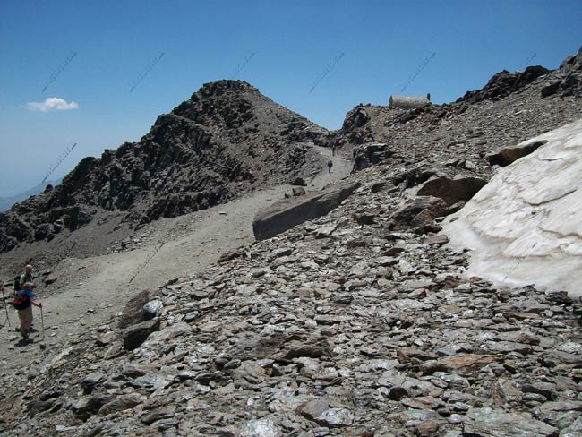 Montañeros ascendiendo por la pista al Collado de la Carihuela, Refugio y Puntal de Loma Púa - Ruta por los Vasares del Veleta y el Cerro de los Machos