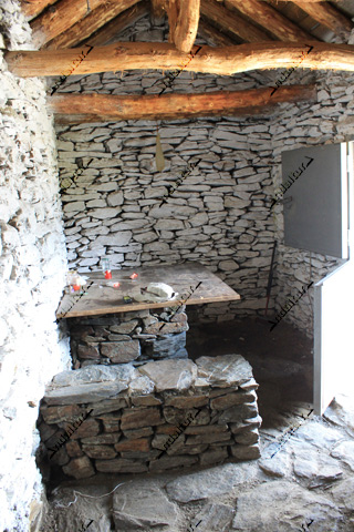 Mesa y banco en una estancia del Refugio de los Cortijos del Hornillo