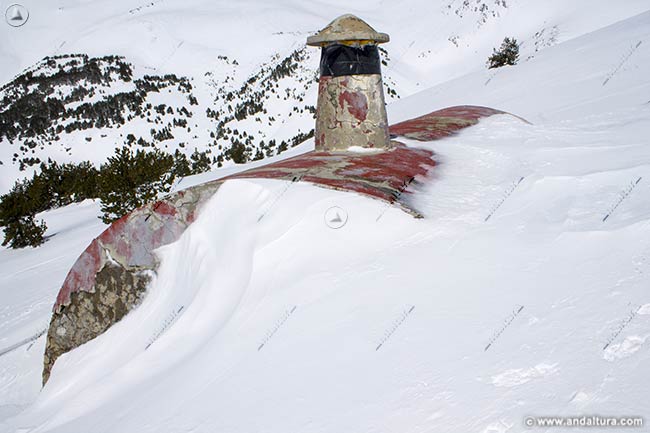 Puerta cubierta por el nieve en el Refugio del Cebollar.- Ruta invernal al Pico del Tajo de los Machos desde el Área Recreativa Puente Palo