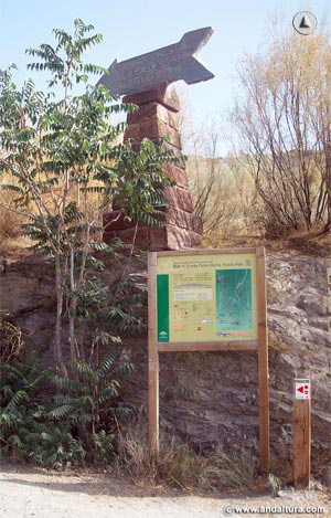 Cartel indicativo e hito direccional de la Transnevada en la Alpujarra