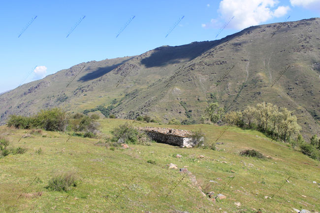 Refugio de Cabañas Viejas desde la Vereda al Refugio del Hornillo