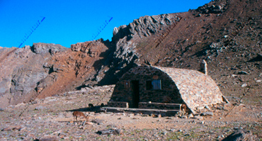 Cabras montesas y Refugio-vivac de la Caldera - imagen antigua