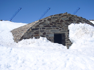 Entrada al Refugio de la Carihuela casi cubierto por la nieve