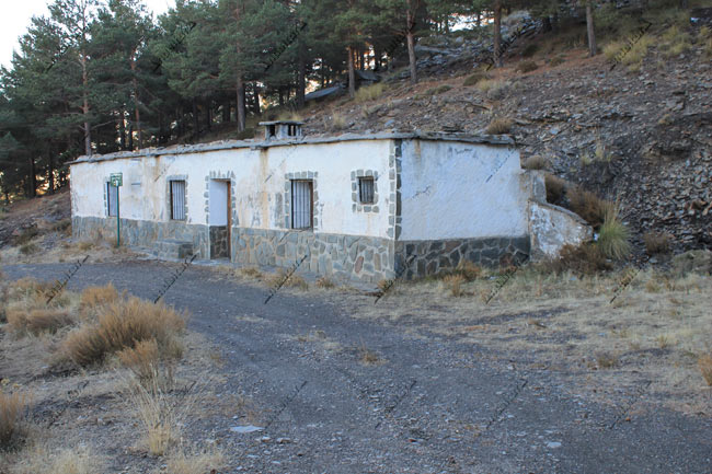 Refugio La Alcoholera - Refugio del Collado del Espino - Refugios de Sierra Nevada