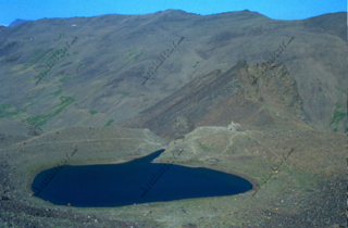 Laguna y Refugio del Caballo, detrás la Morra y el Pico del Tajo de los Machos