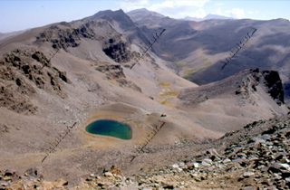 Laguna del Caballo y Refugio desde las proximidades de Vértice Geodésico Caballo