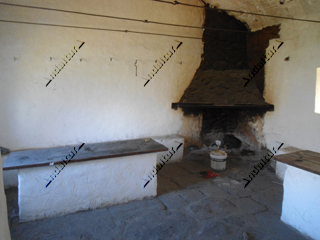 Salon y chimenea del Refugio de la Cucaraca