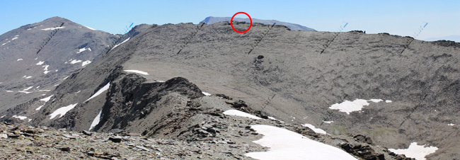 Situación del Refugio Elorrieta en la cabecera del Valle de Lanjarón, al fondo el Veleta y el Mulhacén - Rutas de Senderismo Integral de los Tresmiles de Sierra Nevada