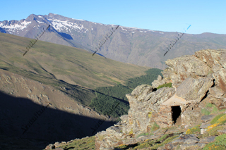 Refugio vivac - choza de pastores - junto al Refugio El Molinillo, al fondo el Cerro de los Machos y el Veleta