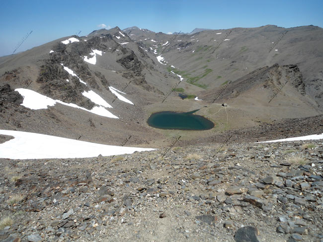 Valle de Lanjarón con la Laguna y el Refugio del Caballo, al fondo los colosos de Sierra Nevada