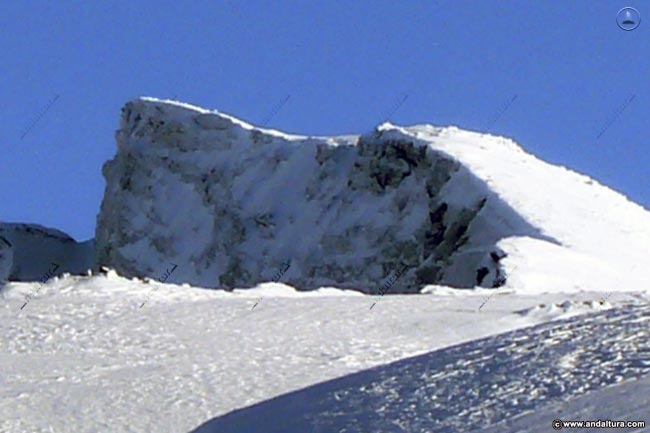 Presidiendo el Área Esquiable de la Estación de Esquí; Veleta