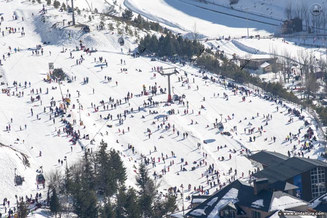 Visitantes en Pradollano antes de comenzar la Temporada de Esquí
