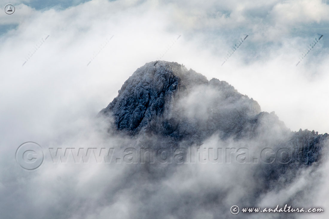 Parque Natural Sierra de Grazalema - Nubes sobre San Cristobal -