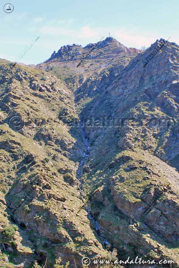Barranco y laderas que descienden del Cerro del Conjuro desde la Ruta Medieval por la Alpujarra PR A 299