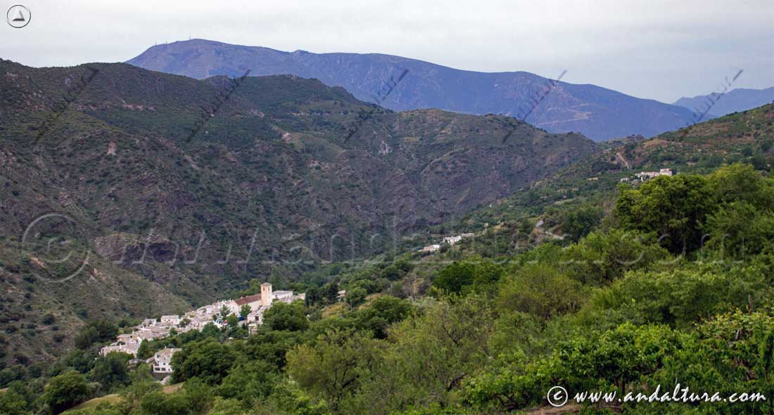 Ferreirola, Valle del río Trevélez, Sierra de Mecina y al fondo la Sierra de Lújar y el mar Mediterráneo, desde el PR A 299 Ruta de la Alpujarra