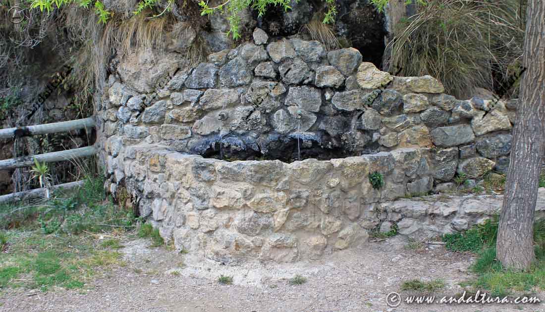 Fuente del Molinillo en la Ruta Medieval de la Alpujarra PR A 299 y el Gran Recorrido GR 142 Senda de la Alpujarra