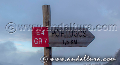 Estaca indicativa sendero E4 GR7 en la Alpujarra