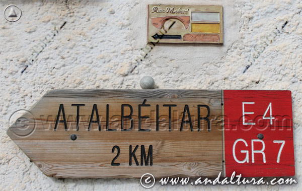 Señales direccionales de la Ruta Medieval por la Alpujarra y el GR7 hacia Atalbéitar