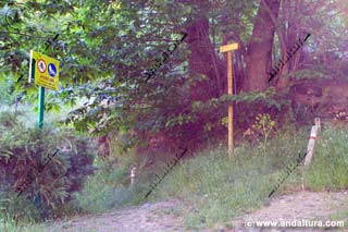 Agrupación de estacas y señales indicativas del Sendero Sulayr y Transnevada en el Valle de Lanjarón