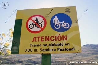 Cartel de tramo no ciclable, por donde transita el Sendero Sulayr, en el Valle de Lanjarón - Casas de Tello