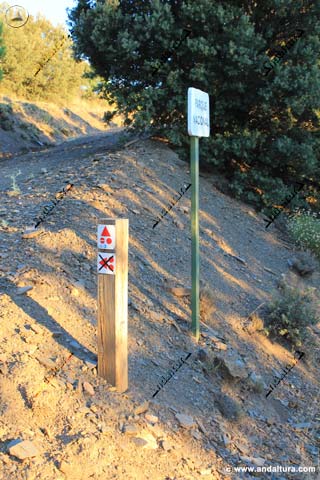 Indicaciones de la Ruta BTT Transnevada compartiendo tramo con el Sendero Sulayr y cartel del Parque Nacional de Sierra Nevada