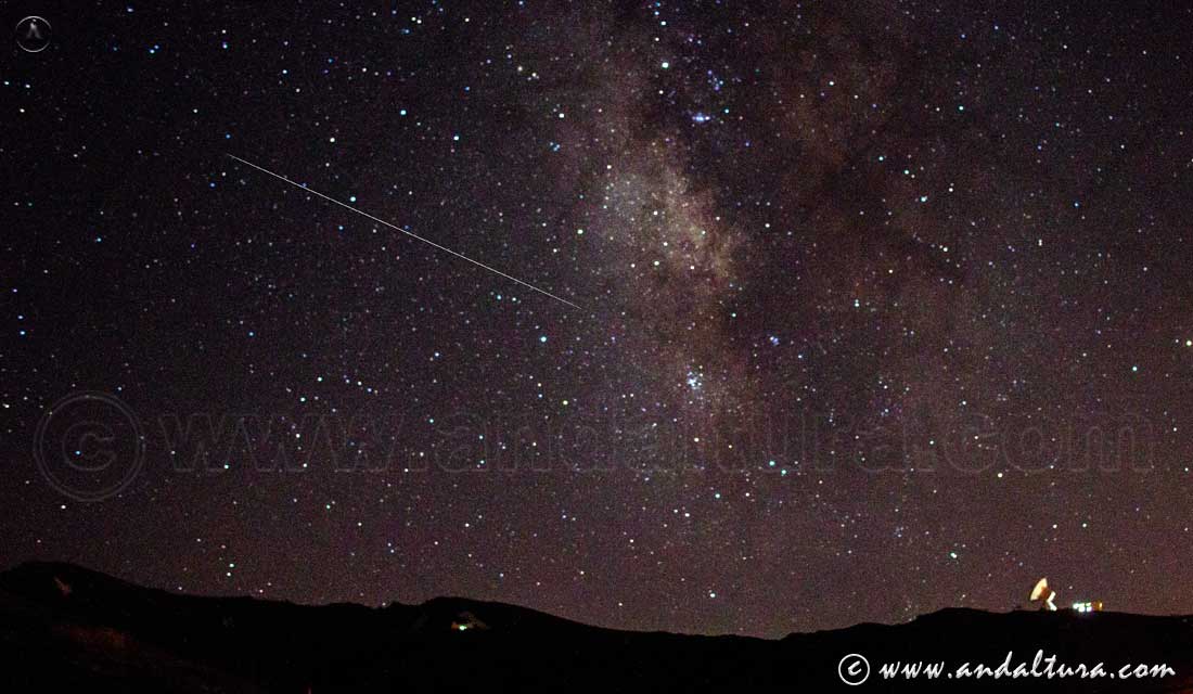 Estrella fugaz y Vía Láctea en el Valle de Monachil y el Radiotelescopio de Sierra Nevada - Astronomía en Sierra Nevada - Noche de Perseidas en Sierra Nevada
