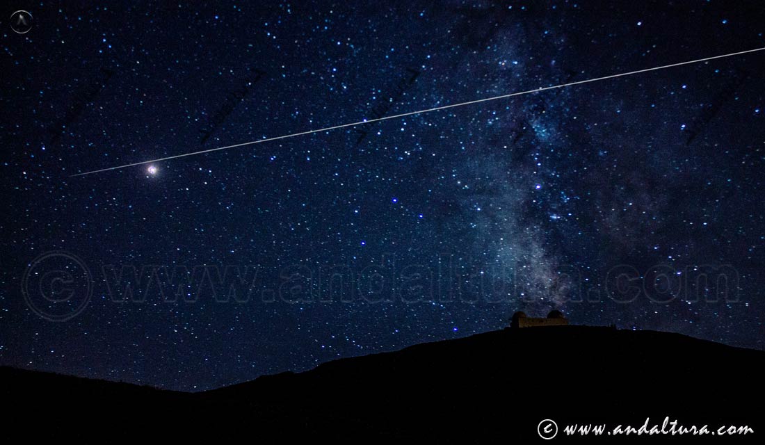 Estrella fugaz y vía láctea sobre el Observatorio de Sierra Nevada - Astronomía en Sierra Nevada - Noche de perseidas en Sierra Nevada